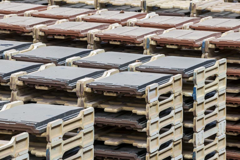 Unité de fabrication dite UL 2 (à l'arrêt). Détail d'un chariot de tuiles, avec supports réfractaires individuels (pour four piscine). © Région Bourgogne-Franche-Comté, Inventaire du patrimoine Unité de fabrication dite UL 2 (à l'arrêt). Détail d'un chariot de tuiles, avec supports réfractaires individuels (pour four piscine). © Région Bourgogne-Franche-Comté, Inventaire du patrimoine