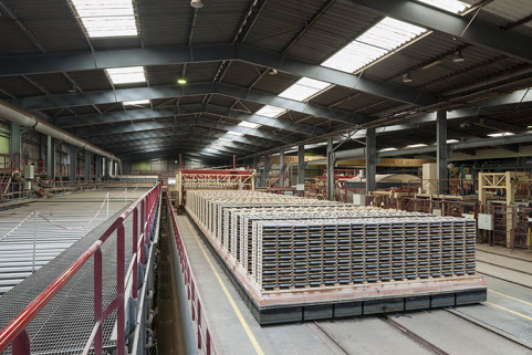 Unité de fabrication dite UL 2 (à l'arrêt). Four piscine (à gauche) et chariot réfractaire (à droite). © Région Bourgogne-Franche-Comté, Inventaire du patrimoine Unité de fabrication dite UL 2 (à l'arrêt). Four piscine (à gauche) et chariot réfractaire (à droite). © Région Bourgogne-Franche-Comté, Inventaire du patrimoine