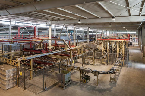 Unité de fabrication dite UL 5. Vue plongeante. Circulation des tuiles par convoyeurs. © Région Bourgogne-Franche-Comté, Inventaire du patrimoine Unité de fabrication dite UL 5. Vue plongeante. Circulation des tuiles par convoyeurs. © Région Bourgogne-Franche-Comté, Inventaire du patrimoine