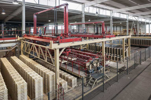 Unité de fabrication dite UL 5. Poste d'empilage-dépilage des tuiles sur supports réfractaires. © Région Bourgogne-Franche-Comté, Inventaire du patrimoine Unité de fabrication dite UL 5. Poste d'empilage-dépilage des tuiles sur supports réfractaires. © Région Bourgogne-Franche-Comté, Inventaire du patrimoine