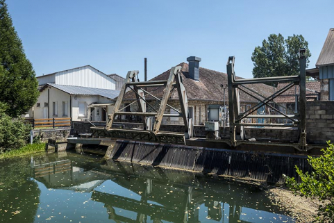Canal d'amenée et dégrilleur de la centrale hydroélectrique.  © Région Bourgogne-Franche-Comté, Inventaire du patrimoine Canal d'amenée et dégrilleur de la centrale hydroélectrique.  © Région Bourgogne-Franche-Comté, Inventaire du patrimoine