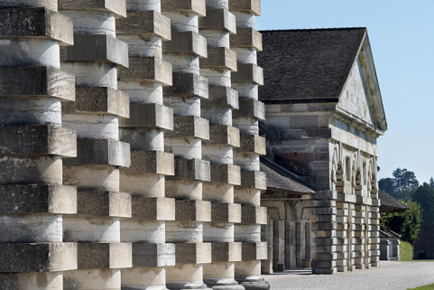 Colonnade de la maison du directeur et berne est. © Bibliothèque municipale, Besançon Colonnade de la maison du directeur et berne est. © Bibliothèque municipale, Besançon
