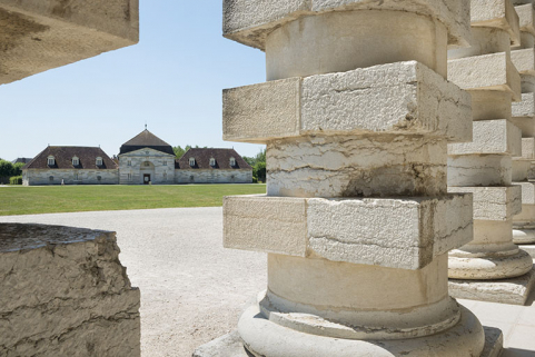 Colonnade (maison du directeur) et tonnellerie (atelier et logements). © Région Bourgogne-Franche-Comté, Inventaire du patrimoine Colonnade (maison du directeur) et tonnellerie (atelier et logements). © Région Bourgogne-Franche-Comté, Inventaire du patrimoine