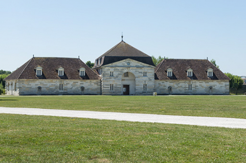 Tonnellerie (atelier et logements) vue de trois quarts. © Région Bourgogne-Franche-Comté, Inventaire du patrimoine Tonnellerie (atelier et logements) vue de trois quarts. © Région Bourgogne-Franche-Comté, Inventaire du patrimoine