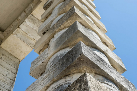 Détail d'une colonne du portique de la maison du directeur. © Région Bourgogne-Franche-Comté, Inventaire du patrimoine Détail d'une colonne du portique de la maison du directeur. © Région Bourgogne-Franche-Comté, Inventaire du patrimoine
