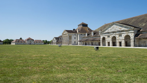 Vue d'ensemble depuis l'est de la cour. © Région Bourgogne-Franche-Comté, Inventaire du patrimoine Vue d'ensemble depuis l'est de la cour. © Région Bourgogne-Franche-Comté, Inventaire du patrimoine