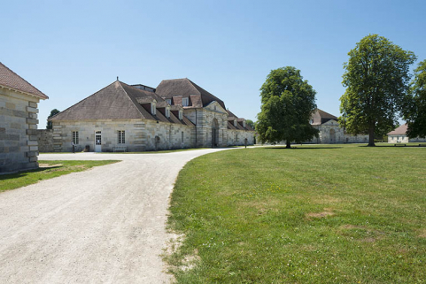 Bâtiment d'entrée. Vue de trois quarts depuis la cour. © Région Bourgogne-Franche-Comté, Inventaire du patrimoine Bâtiment d'entrée. Vue de trois quarts depuis la cour. © Région Bourgogne-Franche-Comté, Inventaire du patrimoine