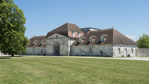 Vue de trois quarts droite du bâtiment d'entrée. © Région Bourgogne-Franche-Comté, Inventaire du patrimoine Vue de trois quarts droite du bâtiment d'entrée. © Région Bourgogne-Franche-Comté, Inventaire du patrimoine