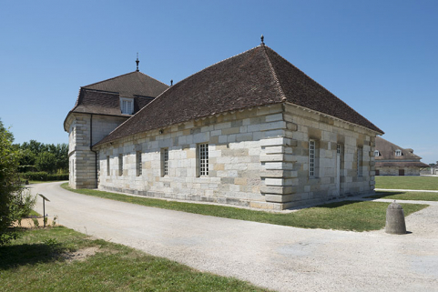 Tonnellerie vue de trois quarts arrière. © Région Bourgogne-Franche-Comté, Inventaire du patrimoine Tonnellerie vue de trois quarts arrière. © Région Bourgogne-Franche-Comté, Inventaire du patrimoine