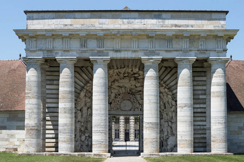 Vue axiale du portique d'entrée. © Région Bourgogne-Franche-Comté, Inventaire du patrimoine Vue axiale du portique d'entrée. © Région Bourgogne-Franche-Comté, Inventaire du patrimoine