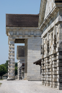 Portiques des bernes et de la maison du directeur. © Région Bourgogne-Franche-Comté, Inventaire du patrimoine Portiques des bernes et de la maison du directeur. © Région Bourgogne-Franche-Comté, Inventaire du patrimoine