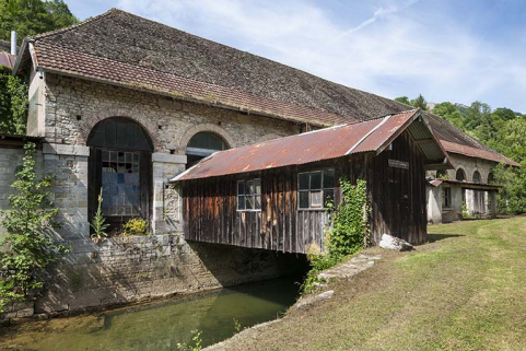 Façade sud de l'atelier de fabrication et passage couvert sur le bief. © Région Bourgogne-Franche-Comté, Inventaire du patrimoine Façade sud de l'atelier de fabrication et passage couvert sur le bief. © Région Bourgogne-Franche-Comté, Inventaire du patrimoine
