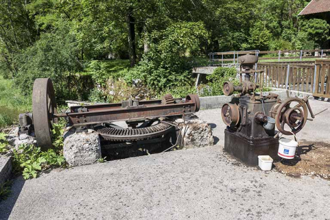 Transmission à l'aplomb de la turbine (à gauche) et régulateur Goulut-Borne. © Région Bourgogne-Franche-Comté, Inventaire du patrimoine Transmission à l'aplomb de la turbine (à gauche) et régulateur Goulut-Borne. © Région Bourgogne-Franche-Comté, Inventaire du patrimoine