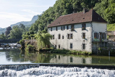Logement d'ouvriers vu de trois quarts droite. © Région Bourgogne-Franche-Comté, Inventaire du patrimoine Logement d'ouvriers vu de trois quarts droite. © Région Bourgogne-Franche-Comté, Inventaire du patrimoine