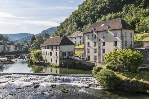 Logements ouvriers de l'usine du haut, depuis la rive droite. © Région Bourgogne-Franche-Comté, Inventaire du patrimoine Logements ouvriers de l'usine du haut, depuis la rive droite. © Région Bourgogne-Franche-Comté, Inventaire du patrimoine