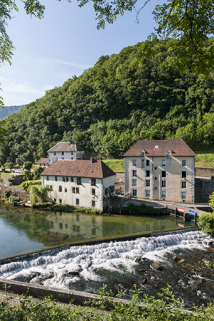 Le barrage et les logements d'ouvriers, depuis la rive droite. © Région Bourgogne-Franche-Comté, Inventaire du patrimoine Le barrage et les logements d'ouvriers, depuis la rive droite. © Région Bourgogne-Franche-Comté, Inventaire du patrimoine