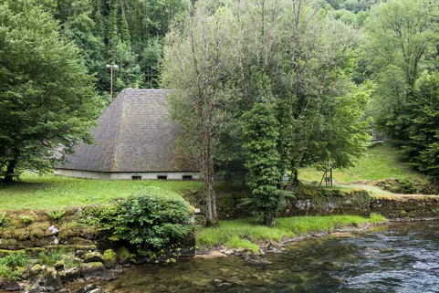 La centrale hydroélectrique vue depuis la rive droite. © Région Bourgogne-Franche-Comté, Inventaire du patrimoine La centrale hydroélectrique vue depuis la rive droite. © Région Bourgogne-Franche-Comté, Inventaire du patrimoine