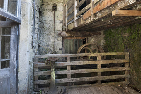 Aplomb de la turbine hydraulique, transmission par courroie et système de contrôle de l'admission d'eau. © Région Bourgogne-Franche-Comté, Inventaire du patrimoine