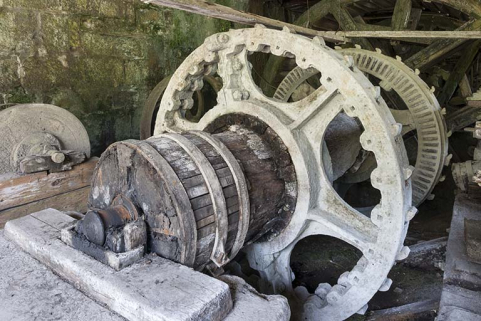 Arbre de couche de la roue hydraulique. Au second plan, roue dentée actionnant un polissoir. © Région Bourgogne-Franche-Comté, Inventaire du patrimoine