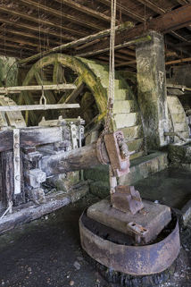 Le martinet est : le bras (ou manche) et la tête. Au sol : la chabotte et l'enclume. © Région Bourgogne-Franche-Comté, Inventaire du patrimoine