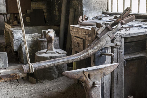 Cisaille de fabrication "maison". Reliée via une corde par une perche de noisetier fixée au plafond, elle est actionnée par le poids de l'ouvrier, assis en amazone sur le manche. © Région Bourgogne-Franche-Comté, Inventaire du patrimoine