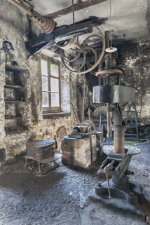 Atelier de mécanique : transmission aérienne, poêle, polissoir et perceuse à colonne. © Région Bourgogne-Franche-Comté, Inventaire du patrimoine
