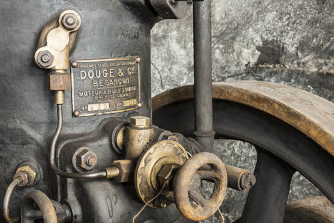Moteur semi-diesel. Plaque de constructeur du fabricant. © Région Bourgogne-Franche-Comté, Inventaire du patrimoine