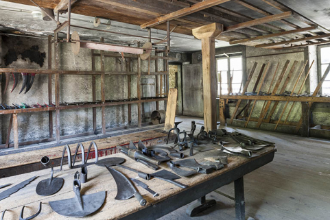 Atelier de conditionnement. Exposition d'outils taillants Philibert. © Région Bourgogne-Franche-Comté, Inventaire du patrimoine