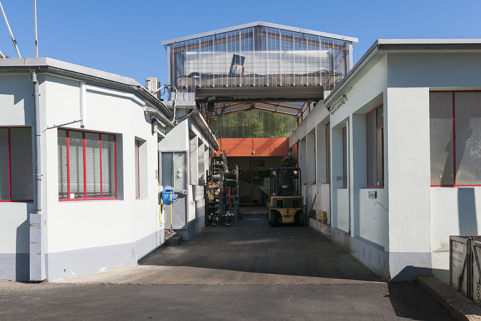 Passage couvert dentre l'atelier originel et son extension (à droite). © Région Bourgogne-Franche-Comté, Inventaire du patrimoine