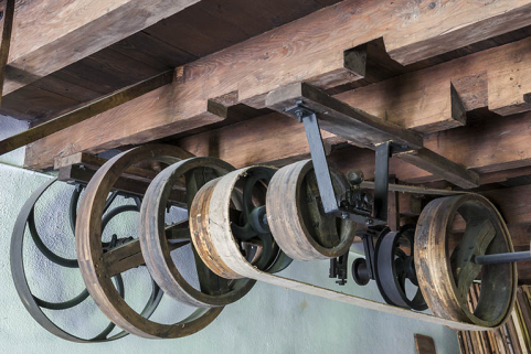Détail de la transmission par poulies. © Région Bourgogne-Franche-Comté, Inventaire du patrimoine Détail de la transmission par poulies. © Région Bourgogne-Franche-Comté, Inventaire du patrimoine