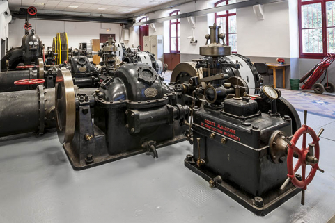 Vue depuis l'est. Au premier plan : groupe turbo-alternateur et régulateur SACM (hors service). © Région Bourgogne-Franche-Comté, Inventaire du patrimoine Vue depuis l'est. Au premier plan : groupe turbo-alternateur et régulateur SACM (hors service). © Région Bourgogne-Franche-Comté, Inventaire du patrimoine