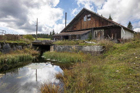 Vue de la scierie depuis le bassin de retenue. © Région Bourgogne-Franche-Comté, Inventaire du patrimoine