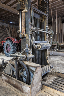 Châssis de scie vu de trois quarts. Au premier plan : système d'entraînement. © Région Bourgogne-Franche-Comté, Inventaire du patrimoine