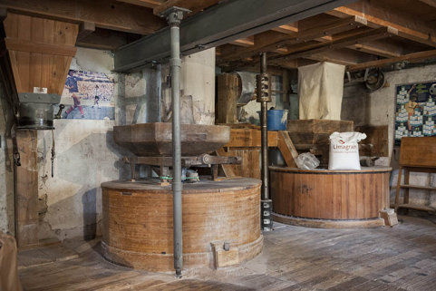 Premier étage. Les paires de meules. © Région Bourgogne-Franche-Comté, Inventaire du patrimoine