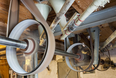 Rez-de-chaussée. Poulies et courroies en mouvement sur l'axe de transmission. © Région Bourgogne-Franche-Comté, Inventaire du patrimoine