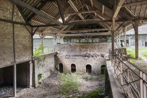 Aire d'enfournement et gueules de charge des fours. © Région Bourgogne-Franche-Comté, Inventaire du patrimoine Aire d'enfournement et gueules de charge des fours. © Région Bourgogne-Franche-Comté, Inventaire du patrimoine