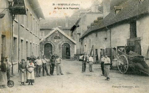 Geneuille (Doubs) - La cour de la papeterie, carte postale, s.d. [fin 19e ou début 20e siècle]. © Région Bourgogne-Franche-Comté, Inventaire du patrimoine