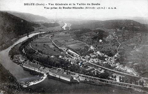 Deluz (Doubs). Vue générale de la vallée du Doubs. Vue prise de Roche-Blanche (altitude 471 m), carte postale, fin 19e ou début 20e siècle. © Région Bourgogne-Franche-Comté, Inventaire du patrimoine