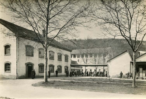 Une partie du personnel dans la cour de l'usine, photogr., s.d. [fin 19e ou début 20e siècle]. © Région Bourgogne-Franche-Comté, Inventaire du patrimoine