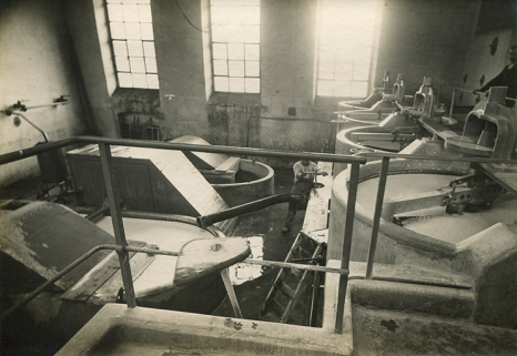 Atelier de raffinage, photogr., s.d. [fin 19e ou début 20e siècle]. © Région Bourgogne-Franche-Comté, Inventaire du patrimoine