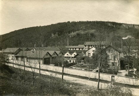 Vue d'ensemble depuis l'est, photogr., s.d. [fin 19e ou début 20e siècle]. © Région Bourgogne-Franche-Comté, Inventaire du patrimoine