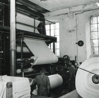 Sortie de la machine à papier, photogr., s.d. [3e quart 20e siècle]. © Région Bourgogne-Franche-Comté, Inventaire du patrimoine