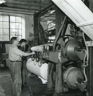 Extrémité de la machine à papier, photogr., s.n., s.d. [3e quart 20e siècle].  © Région Bourgogne-Franche-Comté, Inventaire du patrimoine