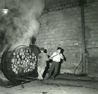 Etuvage du bois. Sortie d'un chariot, photogr., s.d. [3e quart 20e siècle]. © Région Bourgogne-Franche-Comté, Inventaire du patrimoine