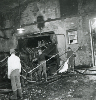 Déchargement du bois (?), photogr., s.d. [3e quart 20e siècle]. © Région Bourgogne-Franche-Comté, Inventaire du patrimoine