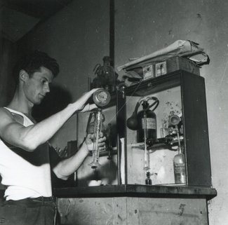 Mesure en laboratoire, photogr., s.d. [3e quart 20e siècle]. © Région Bourgogne-Franche-Comté, Inventaire du patrimoine