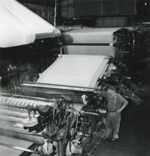 La machine à papier, photogr., s.d. [3e quart 20e siècle]. © Région Bourgogne-Franche-Comté, Inventaire du patrimoine