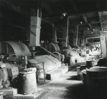 Atelier des piles (raffinage), photogr., s.d. [3e quart 20e siècle]. © Région Bourgogne-Franche-Comté, Inventaire du patrimoine