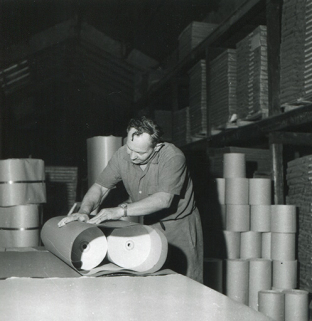Conditionnement des bobines de papier (?), photogr., s.d. [3e quart 20e siècle]. © Région Bourgogne-Franche-Comté, Inventaire du patrimoine