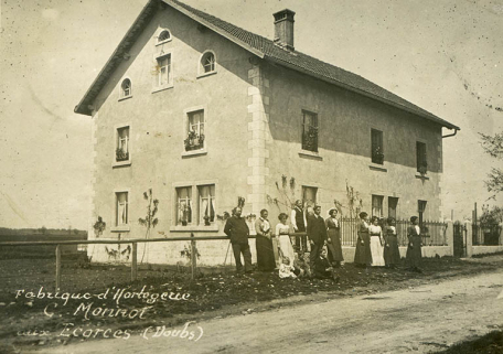 Fabrique d'horlogerie C. Monnot aux Écorces (Doubs) [le bâtiment vu de trois quarts gauche], 1er quart 20e siècle (avant 1912). Constant Monnot (à gauche) et sa famille (Laurent est visible à l'arrière-plan). © Région Bourgogne-Franche-Comté, Inventaire du patrimoine